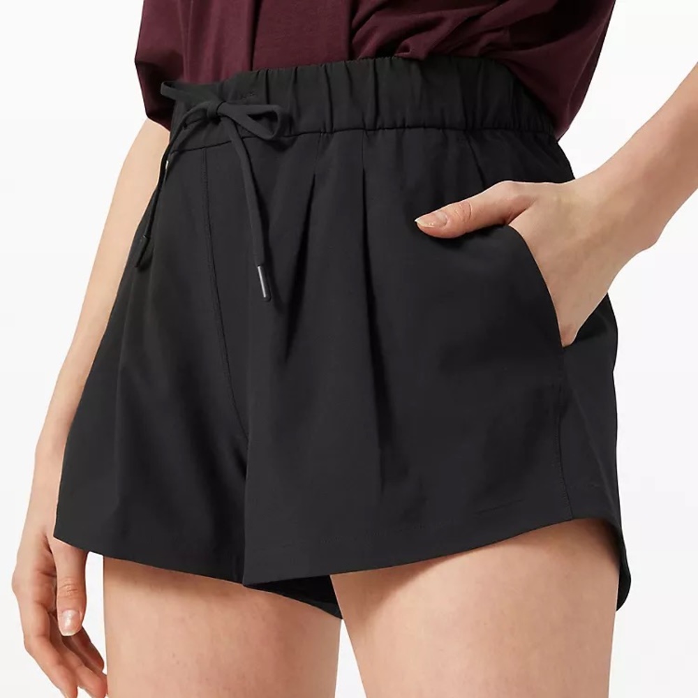 Lululemon - Stroll at Sundown Mid-Rise Short 3”